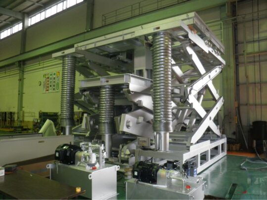 鋼塊型抜き用 3台同調大型リフトテーブル