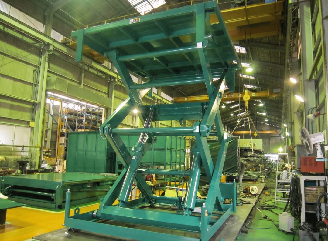 電波暗室の試験を邪魔しない！地下へ完全格納する特注リフト