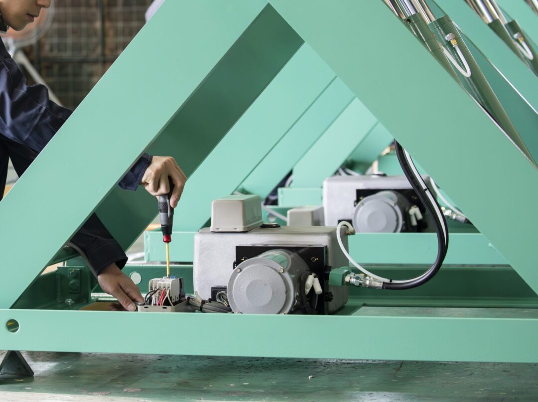 油圧式リフトテーブルの寿命を延ばす！メーカーが教えるメンテナンスのポイント