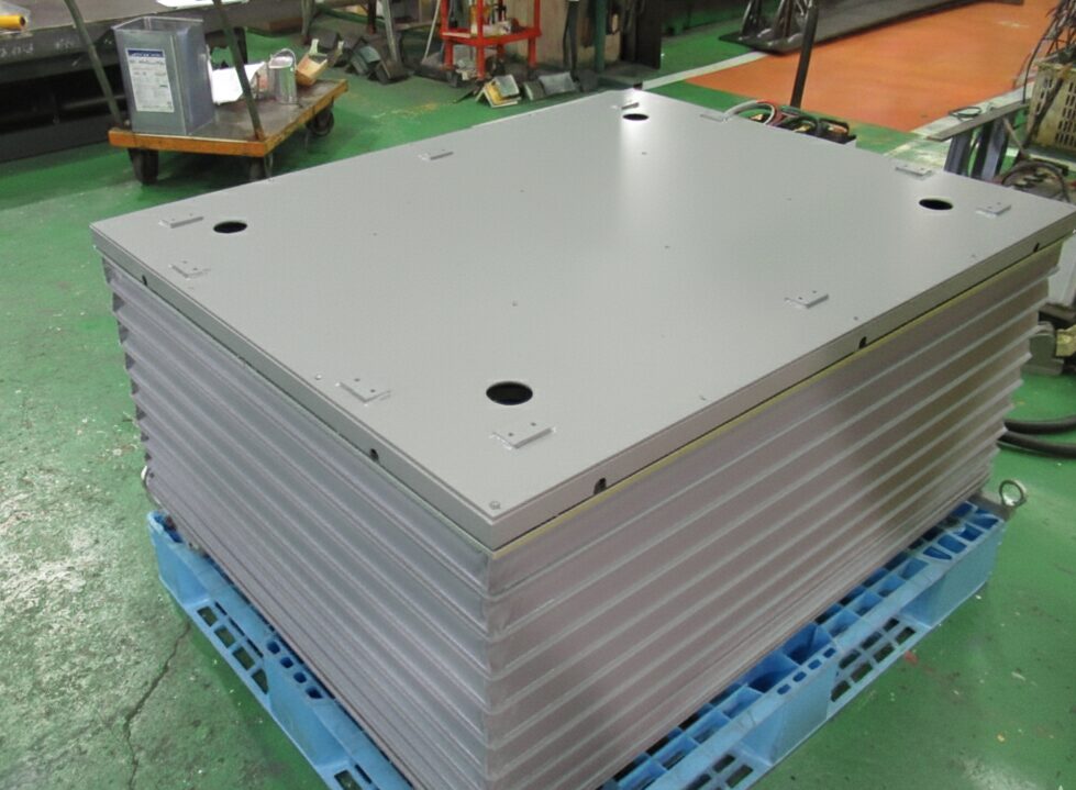 クリーンルームでの自動化を実現：モバイルロボット搭載用電動リフトテーブルの開発